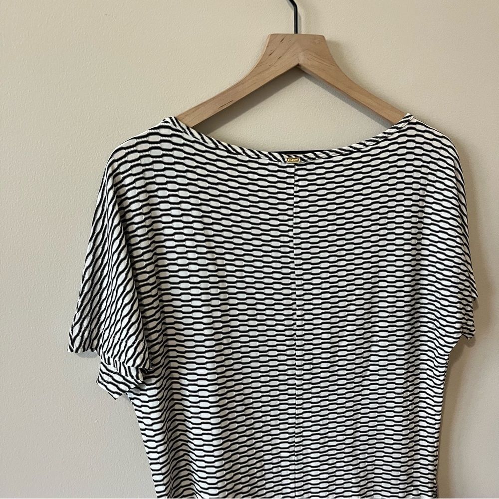 St. John Short Sleeve Top - Picture 4 of 13